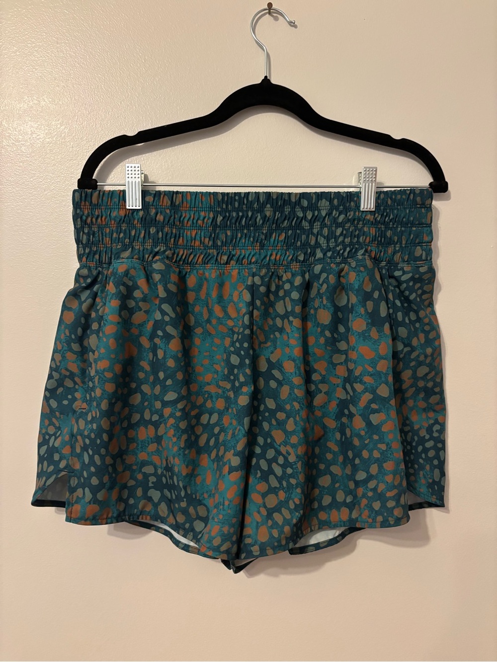 Extra High Waisted Crinkle Run Shorts 3 inch inseam Old Navy Large